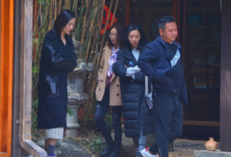 50岁李亚鹏带小19岁女友入住自家酒店