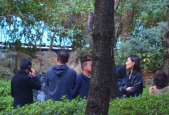 50岁李亚鹏带小19岁女友入住自家酒店