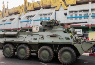 缅甸示威升级 装甲车首度进驻仰光