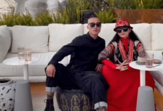 杨丽萍与男徒弟同框亲昵关系亲密