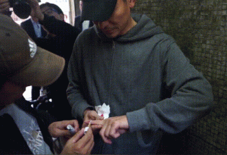 刘德华片场刮伤手指 有港媒竟称血溅旺角