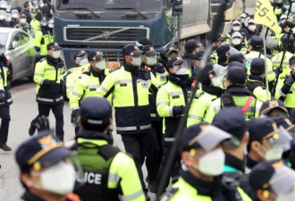韩国向萨德基地运物资：民众警方爆发混战