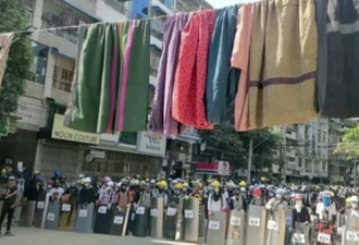 缅甸示威者出奇招挂女人裙  成功阻挡军警