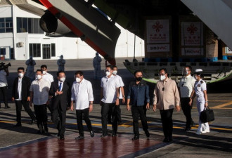 中国疫苗飞抵菲律宾 杜特尔特机场迎接
