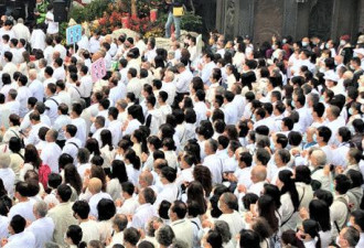 台湾面临大旱灾 台官员带3000人跪祈雨