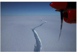 南极冰架崩裂出巨大冰山