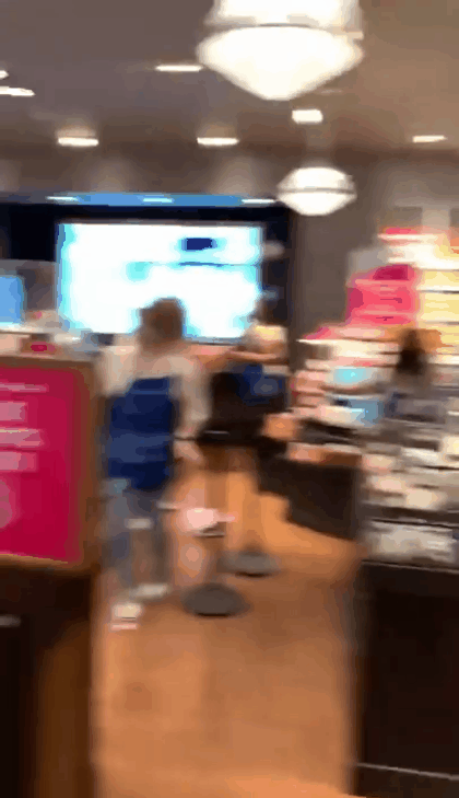 火爆！美国2女子在商场内“肉搏”数名女店员