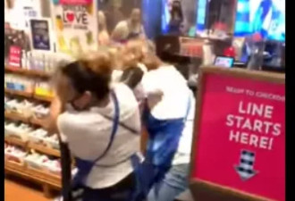 火爆！美国2女子在商场内“肉搏”数名女店员