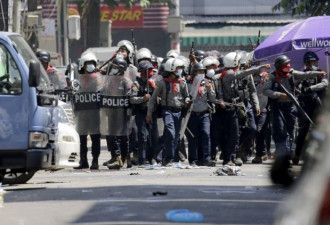 缅甸政变：警方开枪 抗议最致命的一天
