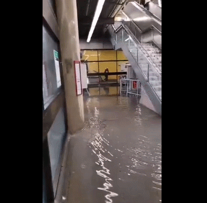 惊人！STC地铁站突发大水！楼梯秒变瀑布！