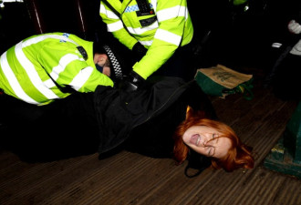 英国爆发抗议与警方冲突 多名女子被压地拷走