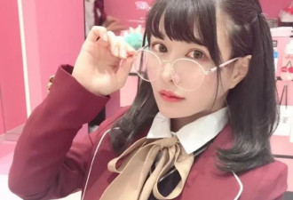 美女沉迷牛郎狂撒2400万 为还债下海拍片