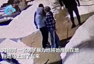 4男子偷啤酒逃跑 华裔女老板抄雪铲追出