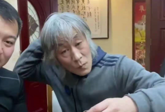 摇滚老炮老得认不出，满头白发和人饭局拼酒