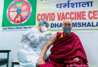 达赖喇嘛接种印度产AZ疫苗 勇气鼓励人们接种