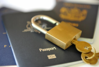 "护照成了杯垫！"国际旅行禁令再次延长