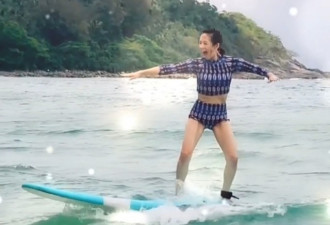 章子怡海上冲浪，穿三角泳裤炫出筷子腿