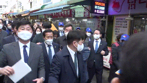 韩执政党党首被扔鸡蛋：身边小哥没拦住 砸脸