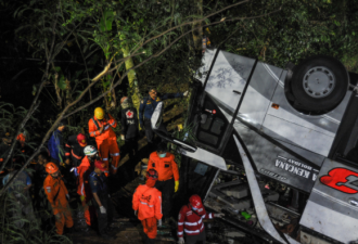 印尼一辆载学生的大巴坠入峡谷 已有22人遇难