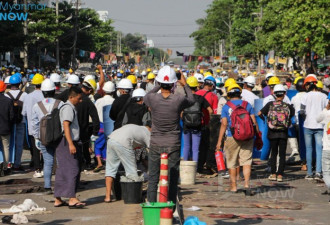 缅甸民众将女裙高挂街头 拖延军警追捕速度