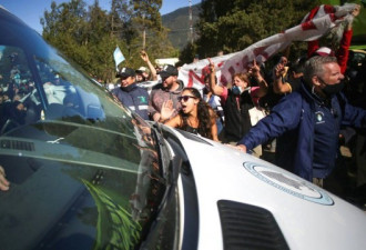 扔石头砸车窗!阿根廷数十抗议者围攻总统乘车