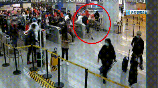 男强行打开机场防疫通道致未检旅客进入被行拘