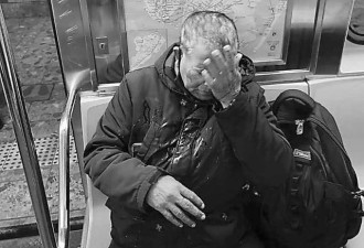 满脸鲜血直流！亚裔老人纽约地铁被打惹众怒