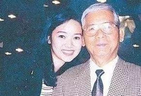 “假笑美人”侯佩岑的身世:背后神秘富豪们