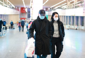 那英挽富豪老公走机场，恩爱像热恋情侣