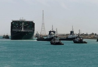 苏伊士运河复航：422艘船排队 预计还需三天半