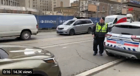 多伦多警察被指路边骚扰92岁老妇!警局却力挺他