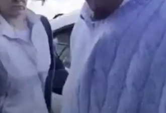 种族歧视惯犯！打韩裔女辱华妇泼咖啡