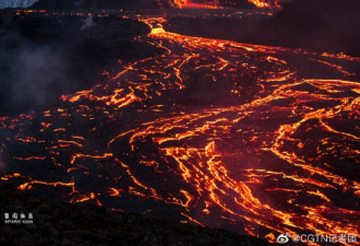 火山沉寂781年后爆发游客蜂拥拍照煮香肠