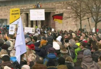 德国上万人抗议防疫限制 警方用水枪驱散人群
