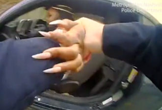 非裔女子遭电击后忍痛掏枪，击倒警察驾车逃跑
