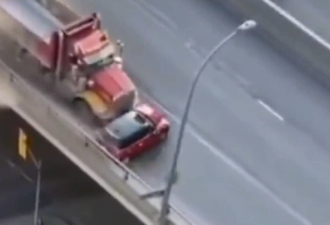 恐怖！多伦多一轿车在高速被卡车侧推数十米