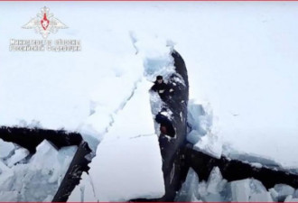 俄罗斯3艘核潜艇同时破冰北极上演震撼一幕