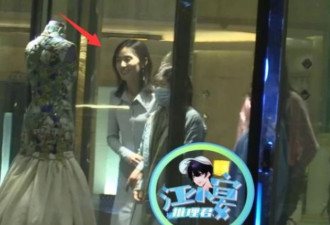 李亚鹏欠债风波后带女友与家人聚餐 李嫣冷漠