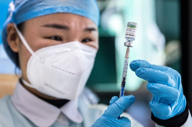 上个月，医护人员在�汉为接种新冠疫苗做准备。尽管接种宣传接二连三，有些居民仍坚决反对接种。
