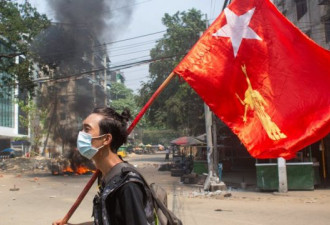 缅甸军方在40多城开枪镇压 约100人死亡
