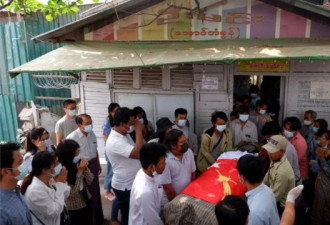 缅甸军方在40多城开枪镇压 约100人死亡