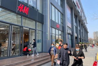 新疆棉花风暴： 直击上海H&amp;M顾客的冷笑