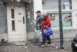 欧洲多地罕见迎来了降雪天气，市民冒雪出行