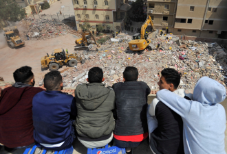埃及首都居民楼倒塌16人死亡  建筑转眼成废墟