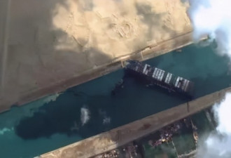 苏伊士运河搁浅货船脱困艰难 最糟情况或断两截