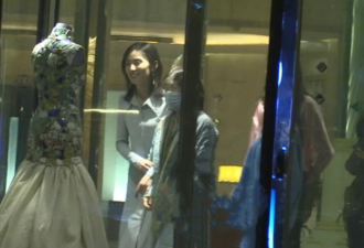 李亚鹏欠债4000万还大摆宴席 女友与李嫣同框