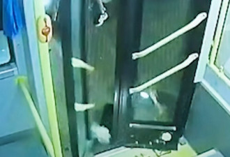 13岁女学生下公交被夹拖行20秒！司机被开除