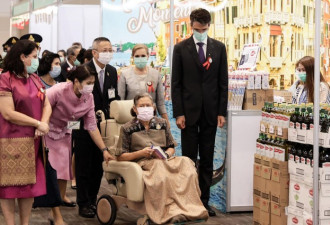 传被泰国国王打伤后 诗琳通公主坐轮椅亮相