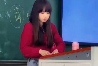 重庆某美女大学老师撞脸Lisa 高情商获赞