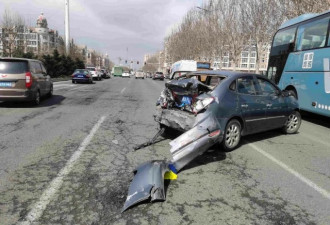哈尔滨一大货车连撞21车 车祸现场长达1.5公里